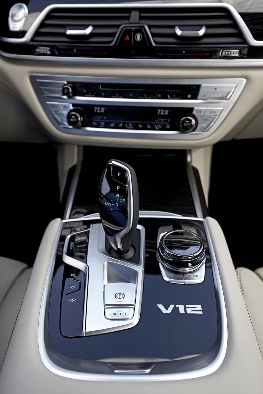 Детали интерьера BMW M760i xDrive 2017 года  (NA) (фото 99 из 154)